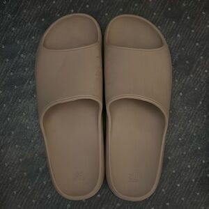 Wild Fable Robbie’s Slide Beige Sandals